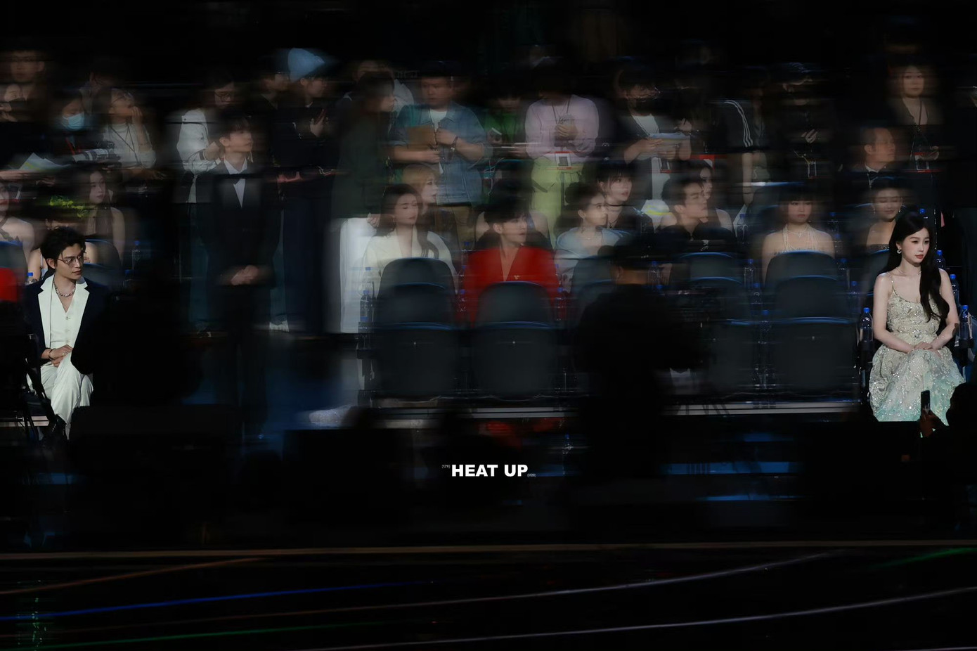 Ánh mắt Đinh Vũ Hề nhiều lần hướng về phía Ngu Thư Hân. Ánh mắt Đinh Vũ Hề nhiều lần hướng về phía Ngu Thư Hân.