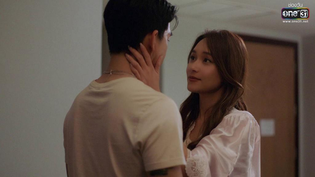 Hóa thân thành Anita, Bee có phần lấn át nữ chính khi mang đậm khí chất "girl boss", sắc sảo, mưu mô và ngập tràn tự tin.