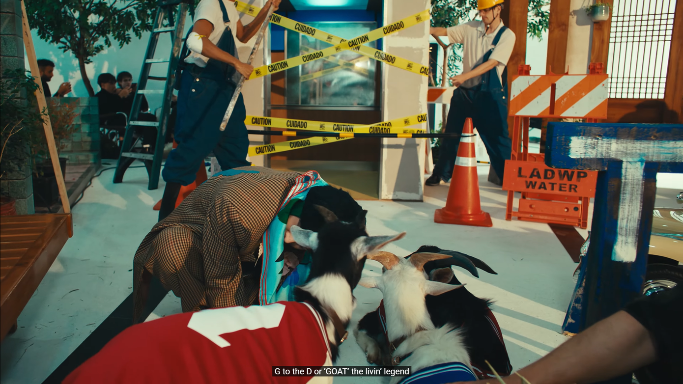 Hình ảnh chú dê xuất hiện cùng câu hát "G to the D or G.O.A.T., the livin' legend" (G đến D hoặc G.O.A.T., một huyền thoại sống). Hình ảnh chú dê xuất hiện cùng câu hát "G to the D or G.O.A.T., the livin' legend" (G đến D hoặc G.O.A.T., một huyền thoại sống).