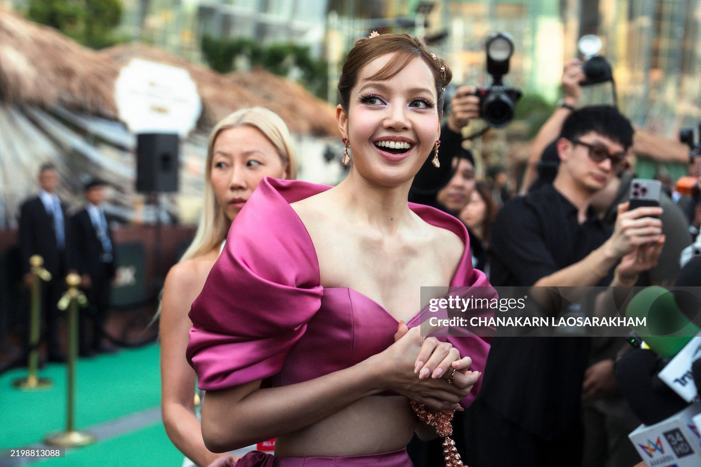 Cận cảnh makeup tone hồng tím lạ mắt của Lisa.