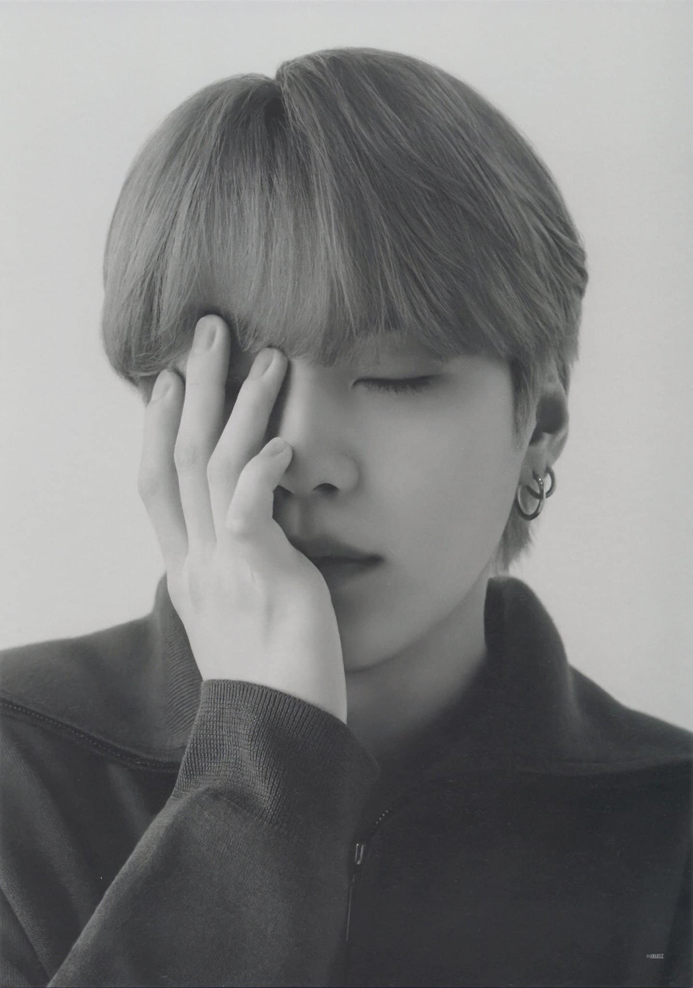 SUGA cần chịu trách nhiệm và kiểm điểm về hành vi của bản thân. SUGA cần chịu trách nhiệm và kiểm điểm về hành vi của bản thân.