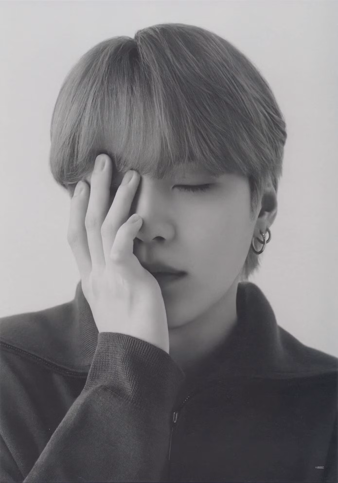 SUGA cần chịu trách nhiệm và kiểm điểm về hành vi của bản thân.