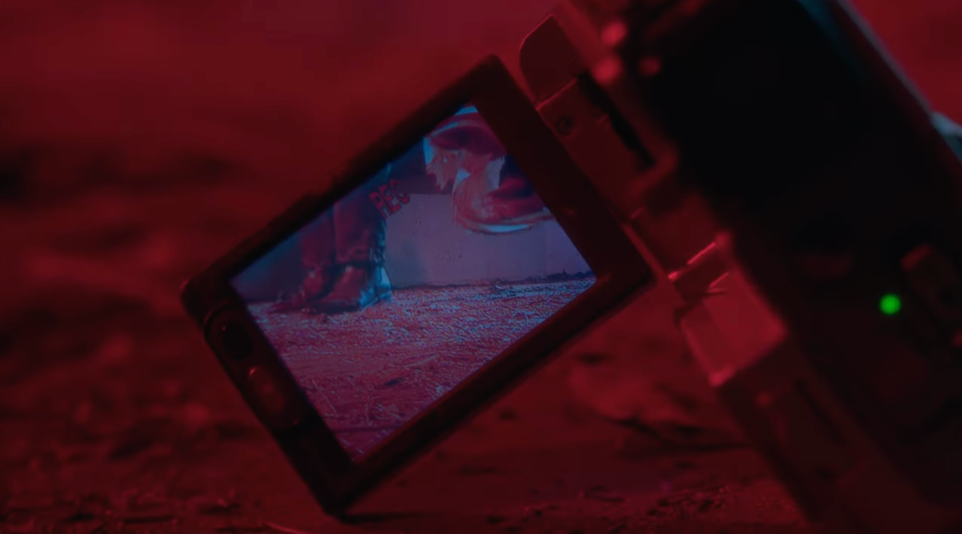 Phân cảnh thân xác IU và V bay lên trong không trung hiện lên trong máy quay, mang ý nghĩa họ đã được tự do khỏi mọi loại áp bức và áp lực.