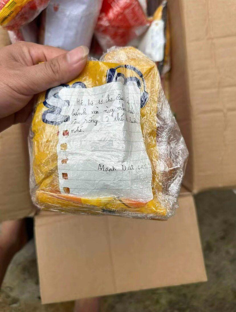 Hình ảnh những chiếc bánh mì kèm lời chúc từ các bạn học sinh lớp 4A1 trường Tiểu học Hà Nội gửi đến vùng lũ. - Ảnh: Thaidang Hình ảnh những chiếc bánh mì kèm lời chúc từ các bạn học sinh lớp 4A1 trường Tiểu học Hà Nội gửi đến vùng lũ. - Ảnh: Thaidang