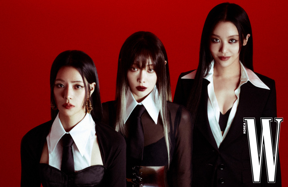 Trong shoot hình khác, bộ ba "ác nữ" cùng đọ sắc trong trang phục từ bộ sưu tập Xuân Hè 2023 của Dolce & Gabbana. Trong shoot hình khác, bộ ba "ác nữ" cùng đọ sắc trong trang phục từ bộ sưu tập Xuân Hè 2023 của Dolce & Gabbana.