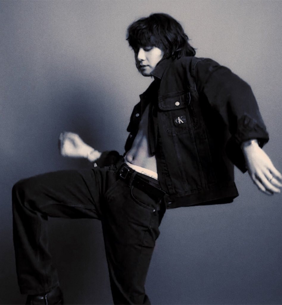 Cách đó vài ngày, người hâm mộ cũng đã phát hiện hình ảnh mới của Jung Kook cho Calvin Klein xuất hiện tại các cửa hàng trong trung tâm thương mại.