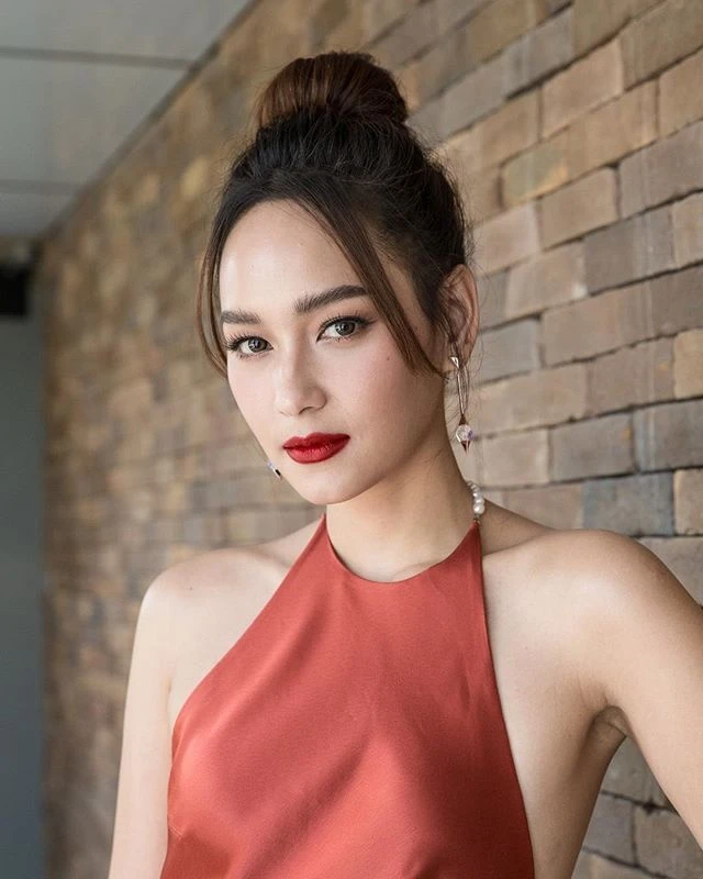 Ra mắt năm 1994 với vai trò người mẫu, Bee nhanh chóng trở thành hiện tượng của làng mẫu Thái nhờ vẻ ngoài ấn tượng, "đẹp lạ" tựa như con lai.