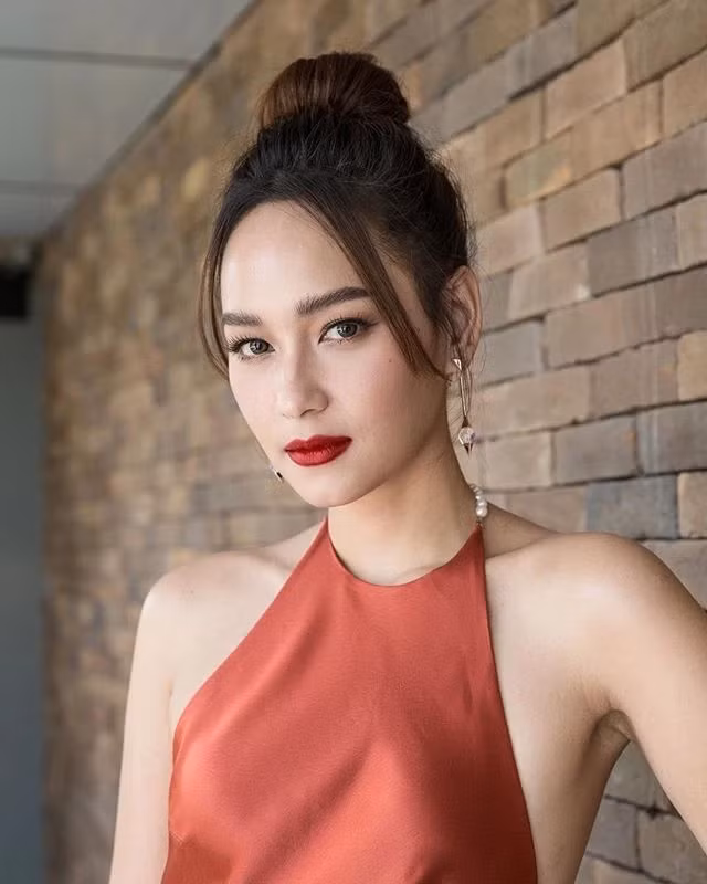Ra mắt năm 1994 với vai trò người mẫu, Bee nhanh chóng trở thành hiện tượng của làng mẫu Thái nhờ vẻ ngoài ấn tượng, "đẹp lạ" tựa như con lai.