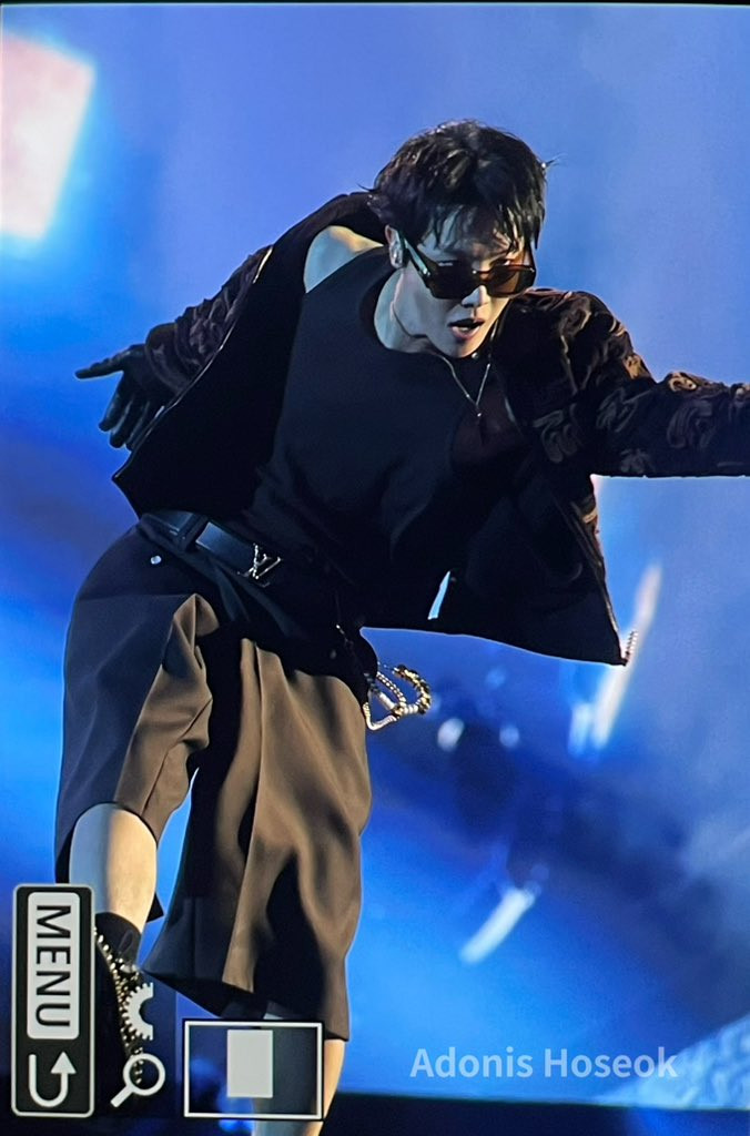 Rapper nhà BTS hút mắt khán giả bằng chuyển động cơ thể liên tục, nhịp nhàng và chất giọng "căng đét". Rapper nhà BTS hút mắt khán giả bằng chuyển động cơ thể liên tục, nhịp nhàng và chất giọng "căng đét".