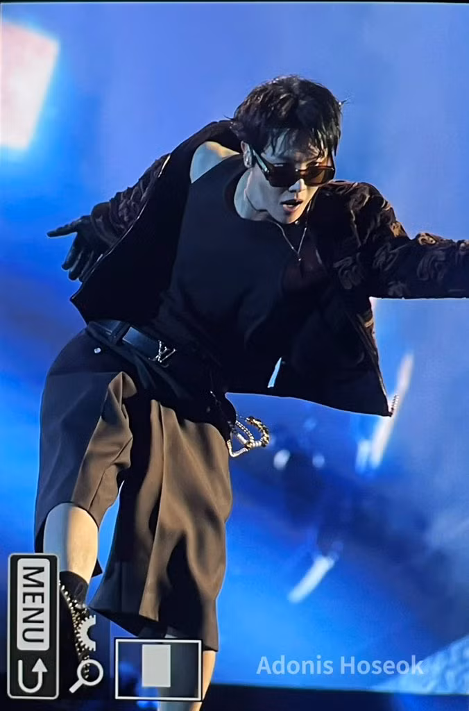 Rapper nhà BTS hút mắt khán giả bằng chuyển động cơ thể liên tục, nhịp nhàng và chất giọng "căng đét".