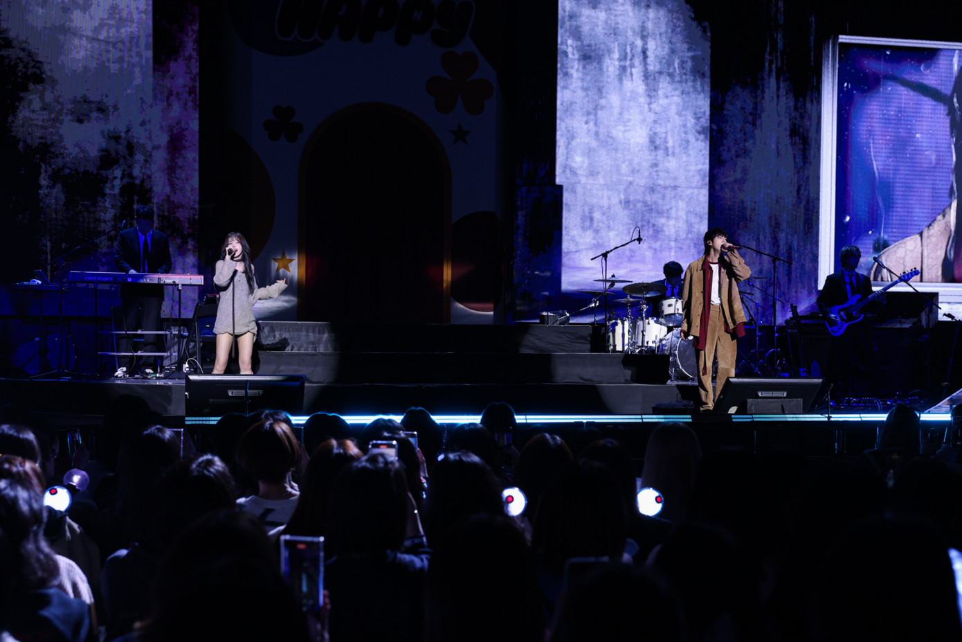 Hai idol "giãn cách" nhau trong khi song ca khiến khán giả cười ngất. Hai idol "giãn cách" nhau trong khi song ca khiến khán giả cười ngất.