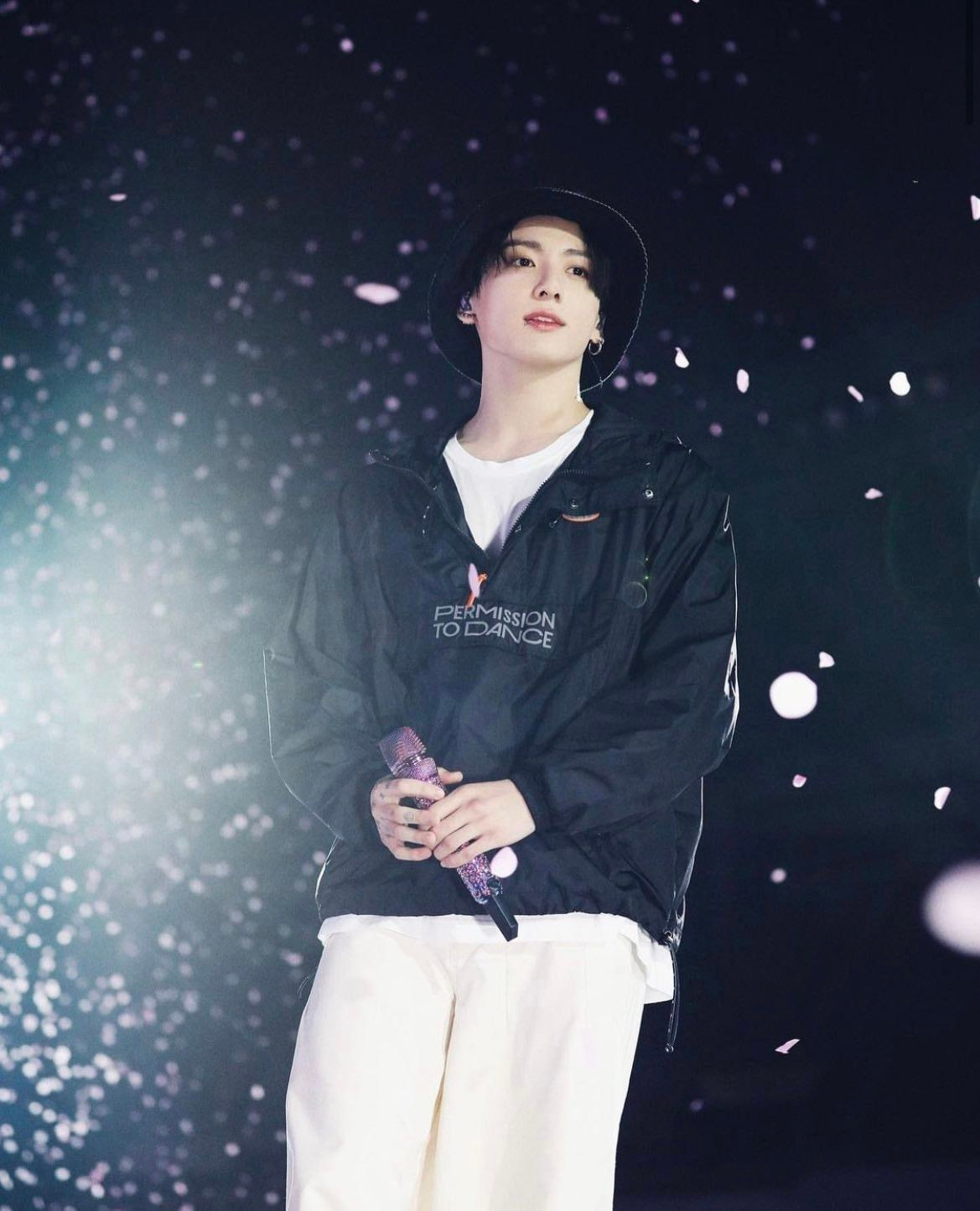 Sasaeng fan không phải cụm từ xa lạ với fan K-Pop, chỉ những người thường có hành động quá khích trong việc theo đuổi thần tượng.