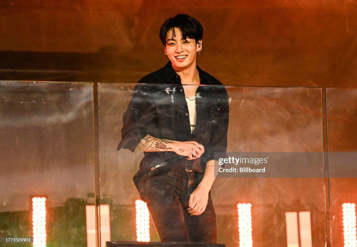 Jung Kook khoe nhan sắc hoàn hảo bất chấp camera của &quot;hung thần&quot; Getty Image.