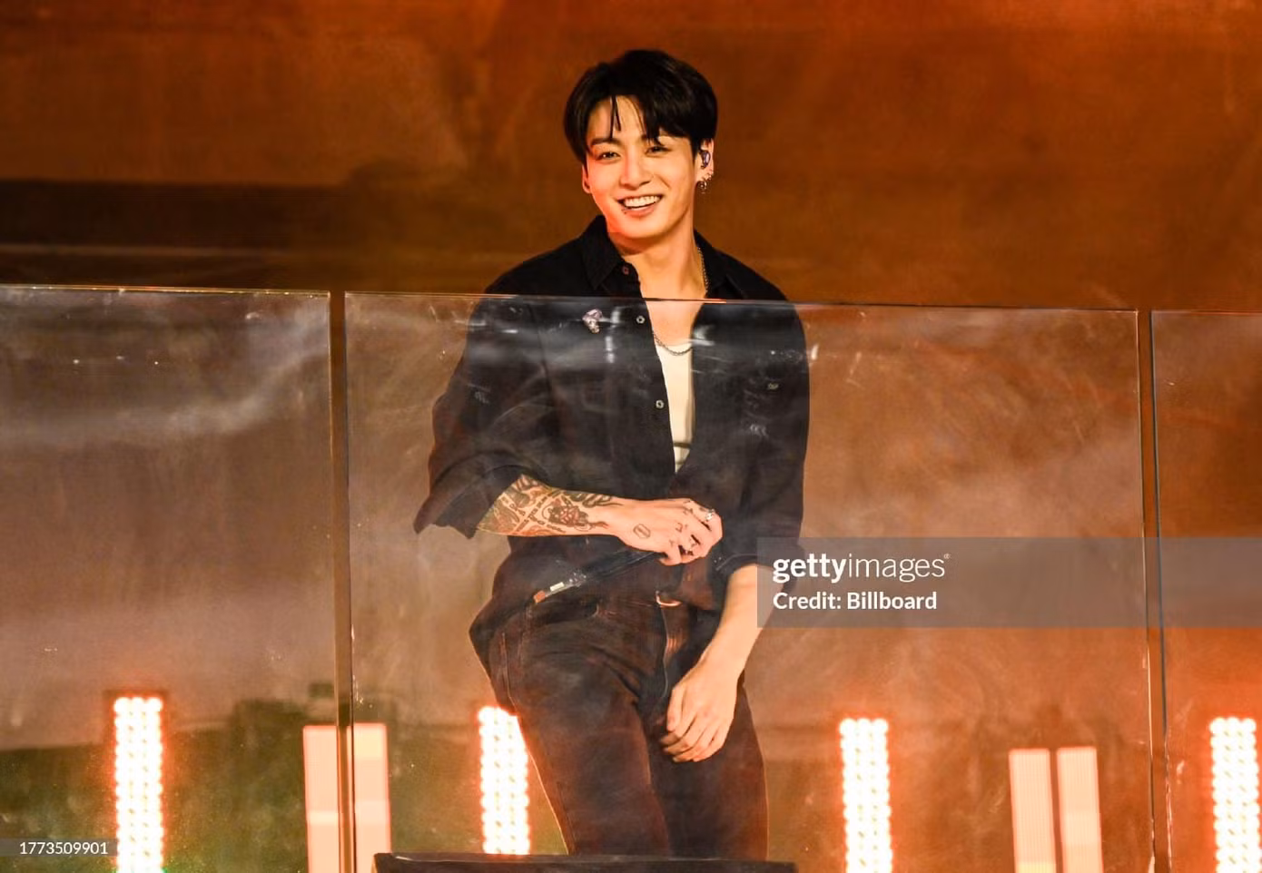 Jung Kook khoe nhan sắc hoàn hảo bất chấp camera của "hung thần" Getty Image.