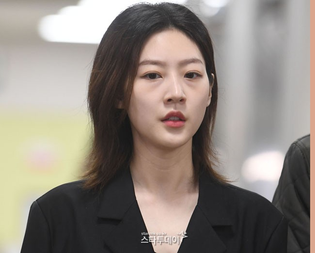 Vụ việc đã khiến Kim Sae Ron phải hầu toà, bị công chúng chỉ trích dữ dội và đồng thời bị “cấm sóng” trên các kênh truyền hình lớn như KBS.