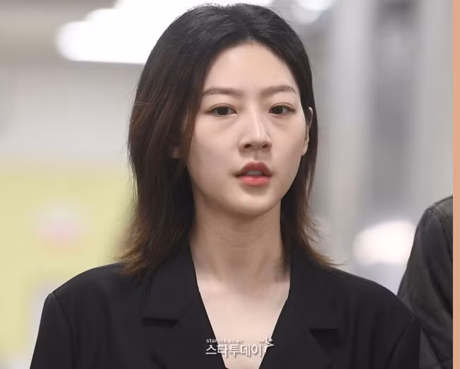 Vụ việc đã khiến Kim Sae Ron phải hầu toà, bị công chúng chỉ trích dữ dội và đồng thời bị “cấm sóng” trên các kênh truyền hình lớn như KBS. Vụ việc đã khiến Kim Sae Ron phải hầu toà, bị công chúng chỉ trích dữ dội và đồng thời bị “cấm sóng” trên các kênh truyền hình lớn như KBS.