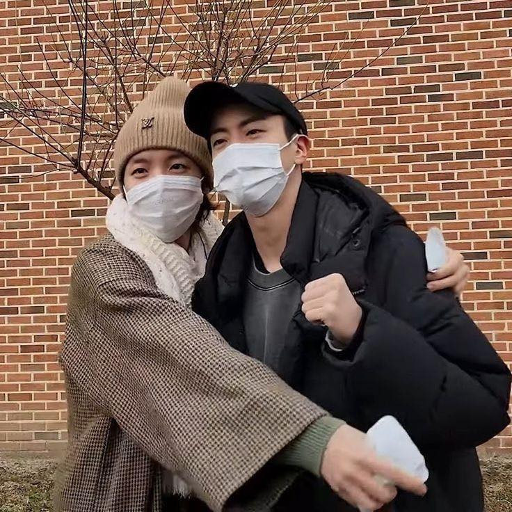 Tương tự các thành viên, j-hope cũng được hoãn nhập ngũ tới năm 30 tuổi nhờ việc được Chính phủ Hàn Quốc trao Huân chương Văn hóa vào năm 2018.