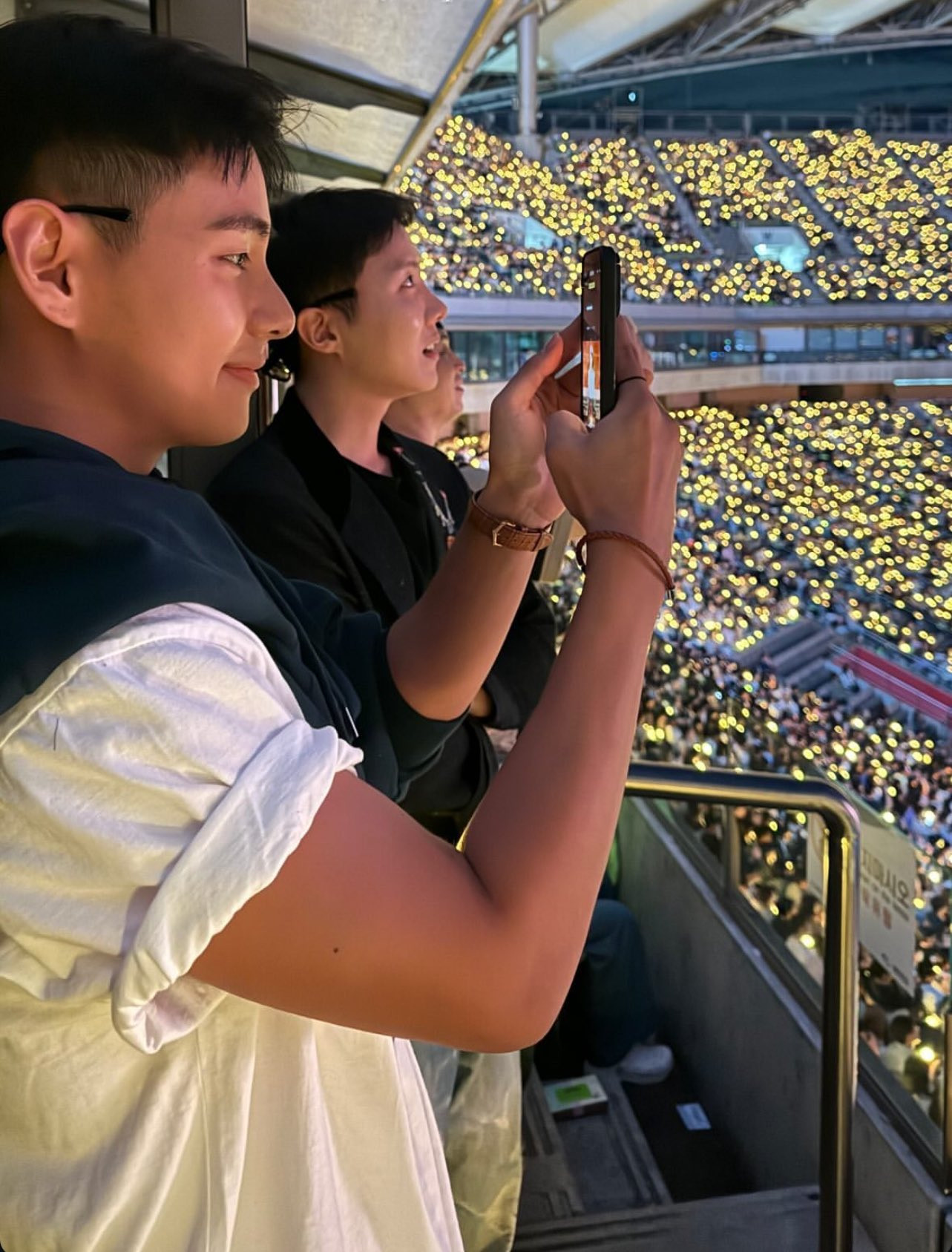 Trong những story đăng tải lên Instagram, V còn gây thương nhớ cho ARMY bằng dáng vóc vạm vỡ, săn chắc sau khi nhập ngũ. Trong những story đăng tải lên Instagram, V còn gây thương nhớ cho ARMY bằng dáng vóc vạm vỡ, săn chắc sau khi nhập ngũ.