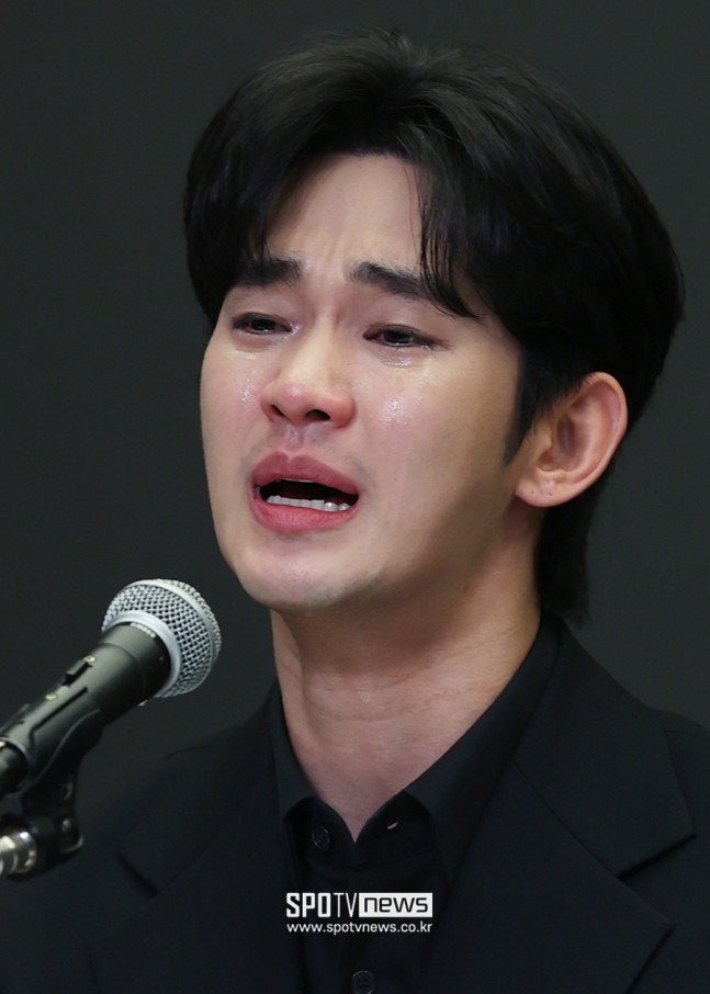 Lớp nền "bê tông" của Kim Soo Hyun khiến công chúng đổ xô truy tìm "in tư" sản phẩm.