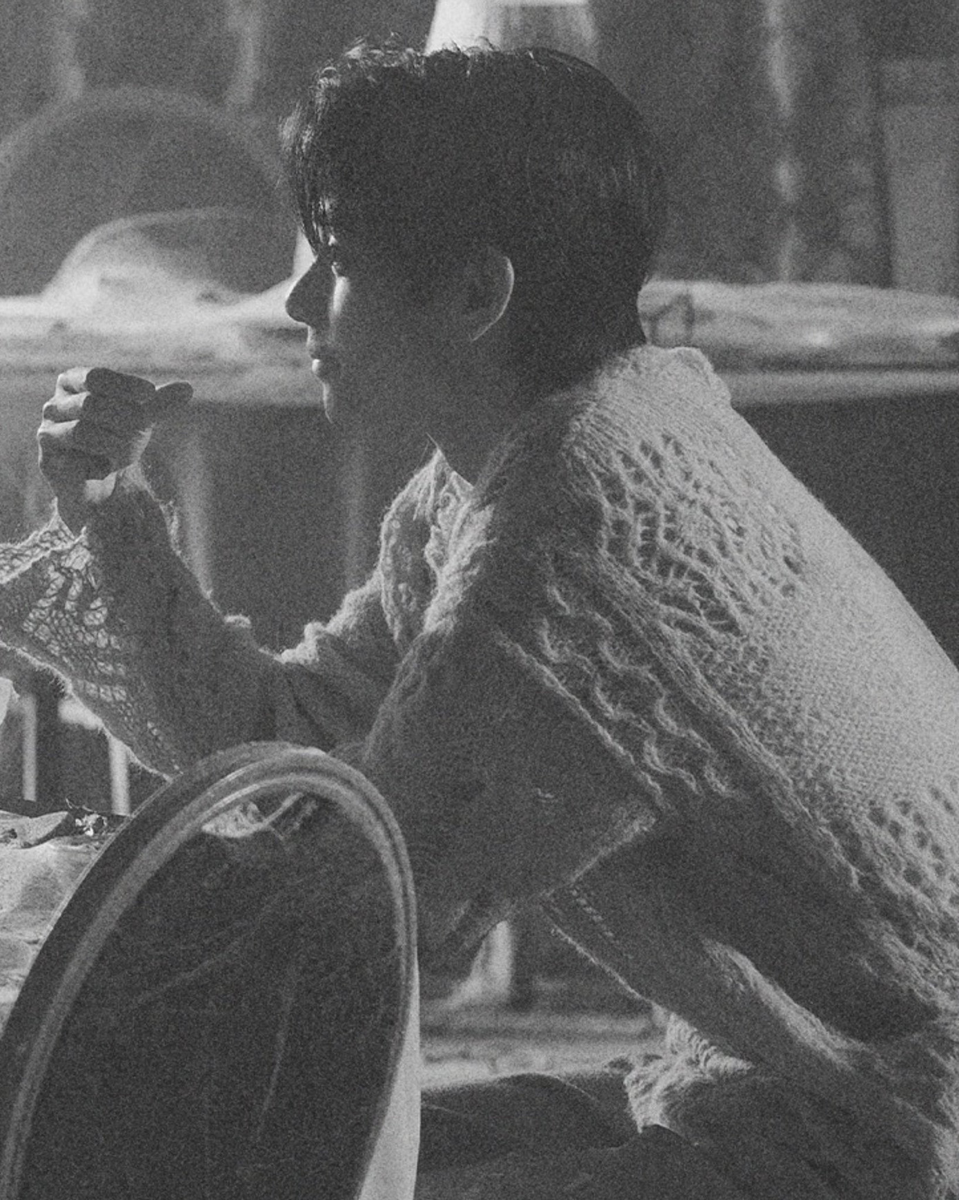 Góc nghiêng thần thánh cùng ánh mắt như biết nói của V khiến fan thổn thức. Góc nghiêng thần thánh cùng ánh mắt như biết nói của V khiến fan thổn thức.