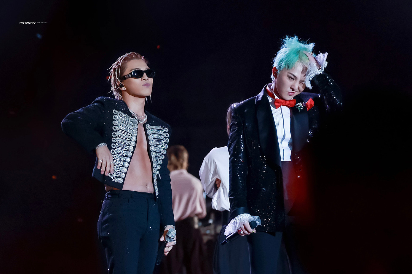 Trong cùng màn trình diễn, Taeyang "thiêu đốt" mọi ánh nhìn khi mặc mỗi chiếc áo tuxedo không cài khuy, khoe trọn múi bụng săn chắc. Trong cùng màn trình diễn, Taeyang "thiêu đốt" mọi ánh nhìn khi mặc mỗi chiếc áo tuxedo không cài khuy, khoe trọn múi bụng săn chắc.