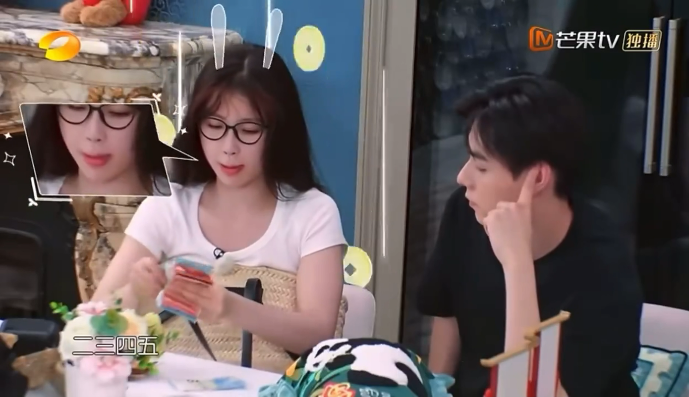 Hàng loạt ánh nhìn dịu dàng của Hồ Nhất Thiên dành cho Ngu Thư Hân.