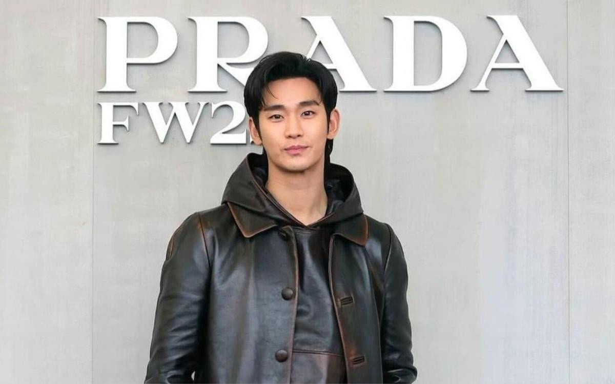 Kim Soo Hyun đã được tuyên làm đại sứ thương hiệu của Prada vào tháng 12/2024. Kim Soo Hyun đã được tuyên làm đại sứ thương hiệu của Prada vào tháng 12/2024.