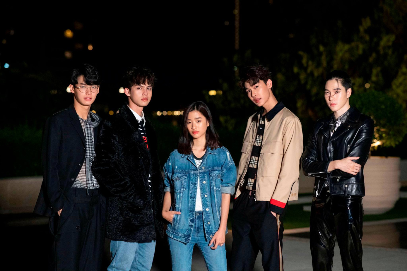 "Vườn Sao Băng" Thái Lan gây sốt ở địa hạt truyền hình châu Á vào năm 2021. Dàn sao còn có một chuỗi fan meeting thành công sau khi phim kết thúc. "Vườn Sao Băng" Thái Lan gây sốt ở địa hạt truyền hình châu Á vào năm 2021. Dàn sao còn có một chuỗi fan meeting thành công sau khi phim kết thúc.