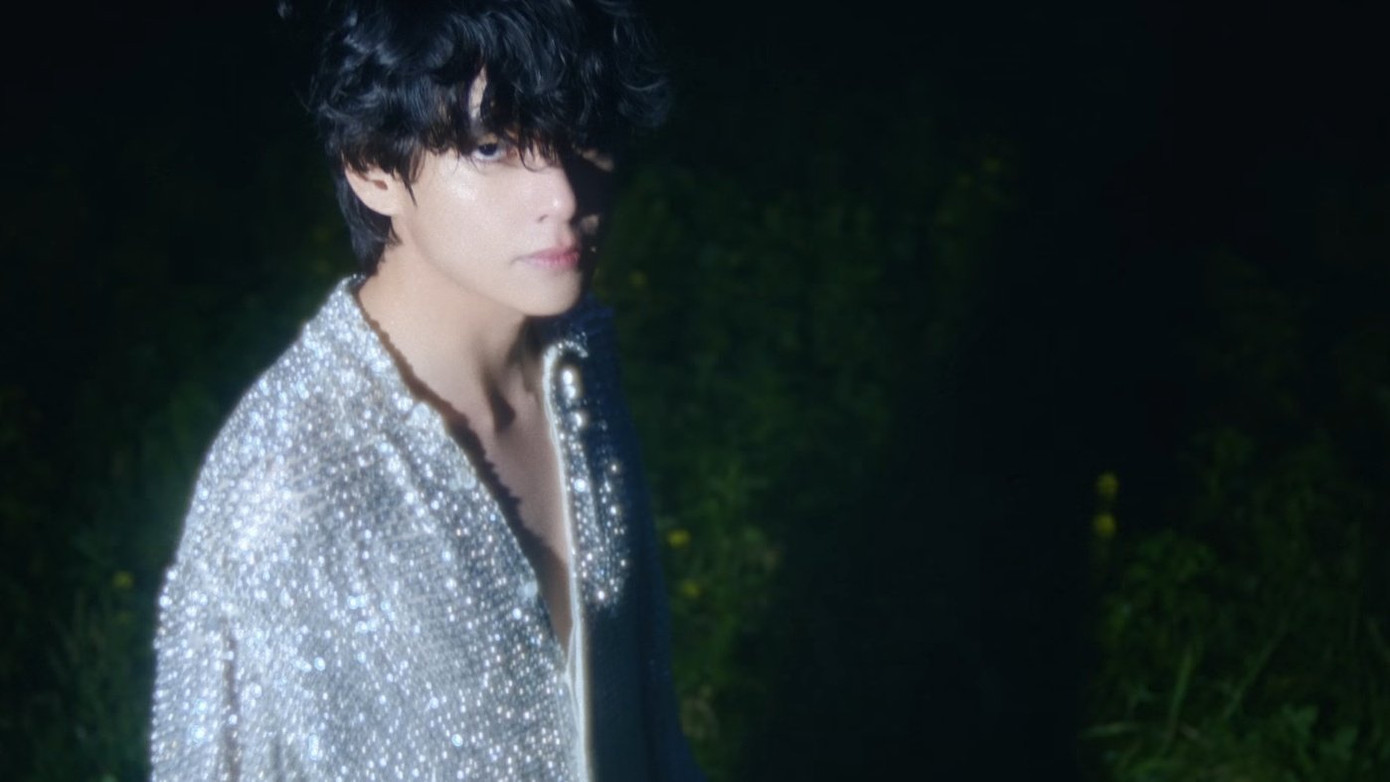 Trong Winter Ahead, V trở thành một nghệ sĩ điêu khắc. Trong Winter Ahead, V trở thành một nghệ sĩ điêu khắc.