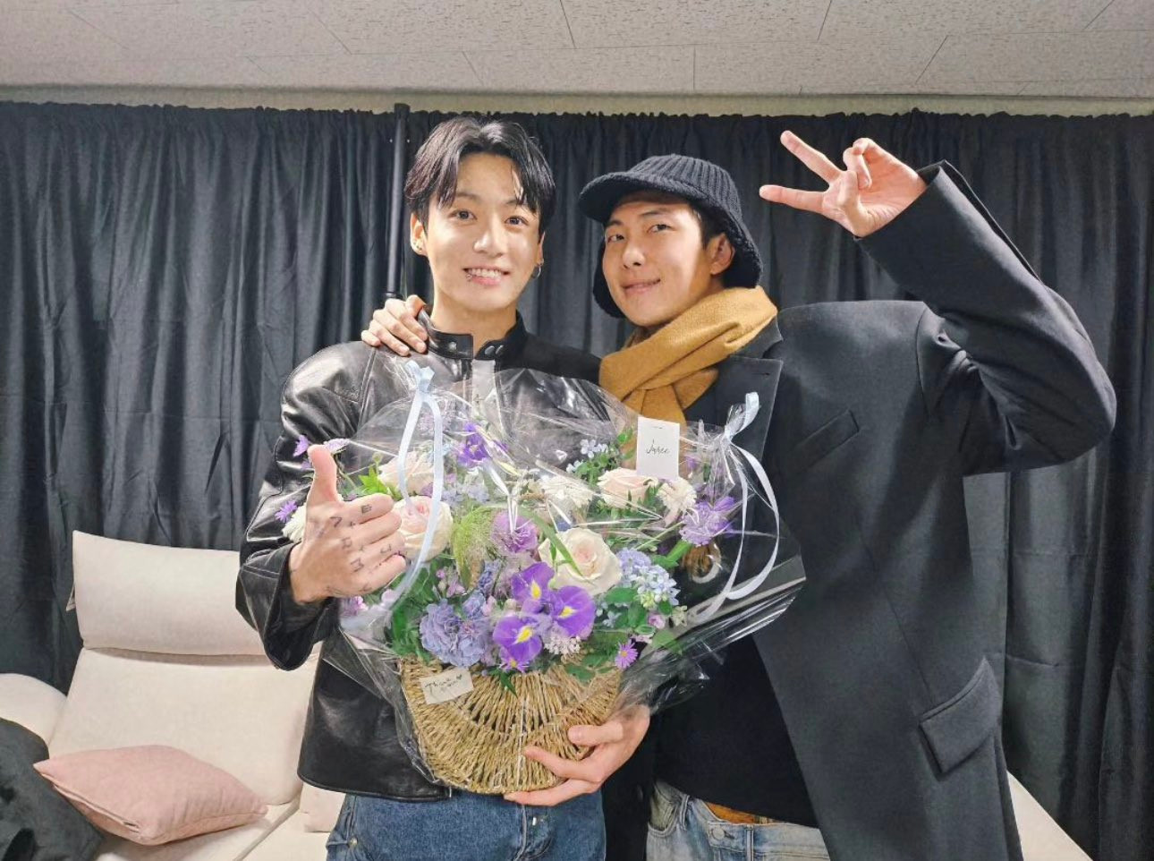 Thay mặt cho các thành viên, trưởng nhóm RM cũng có mặt ủng hộ, đồng thời thể hiện niềm tự hào khi chứng kiến sự trưởng thành của em út. Thay mặt cho các thành viên, trưởng nhóm RM cũng có mặt ủng hộ, đồng thời thể hiện niềm tự hào khi chứng kiến sự trưởng thành của em út.