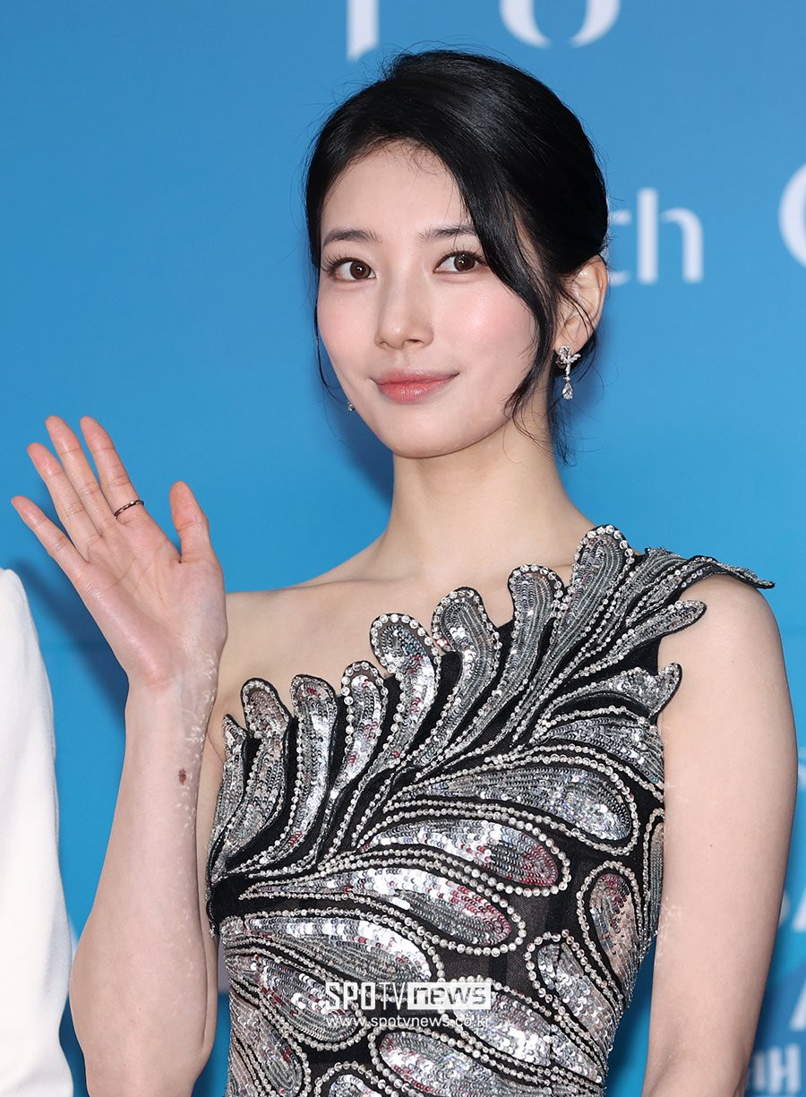 MC Suzy hút mắt cùng váy dạ hội đen, thêu họa tiết chiếc lá cách điệu trải dọc, đính kim tuyến lấp lánh.