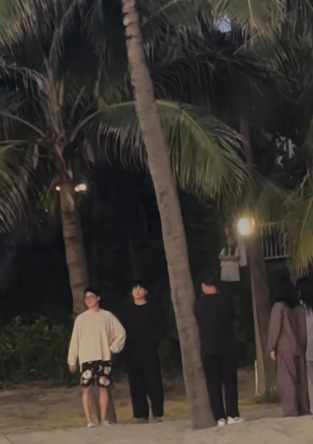 Loạt ảnh "cưng vô đối" của Jimin và Jung Kook những ngày còn ghi hình tại Đà Nẵng. Cả hai cũng được khen ngợi vì thái độ chuyên nghiệp, thân thiện chào hỏi khi bắt gặp các V-ARMY.