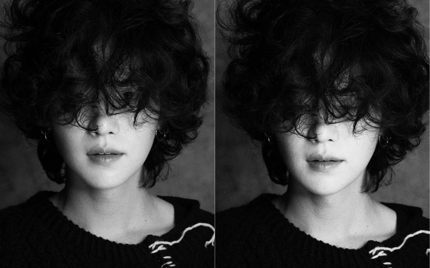 Kết hợp với mái tóc xoăn dài, rapper nhà BTS đốn tim fan với visual mới lạ, cuốn hút. Kết hợp với mái tóc xoăn dài, rapper nhà BTS đốn tim fan với visual mới lạ, cuốn hút.