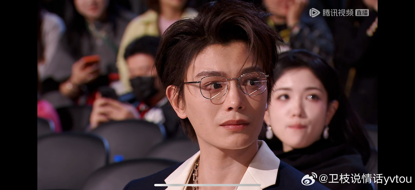 Ngu Thư Hân thắng giải "Nữ diễn viên truyền hình được yêu thích nhất", khán giả đã soi ra được đôi mắt rưng rưng như xúc động của Đinh Vũ Hề. Ngu Thư Hân thắng giải "Nữ diễn viên truyền hình được yêu thích nhất", khán giả đã soi ra được đôi mắt rưng rưng như xúc động của Đinh Vũ Hề.