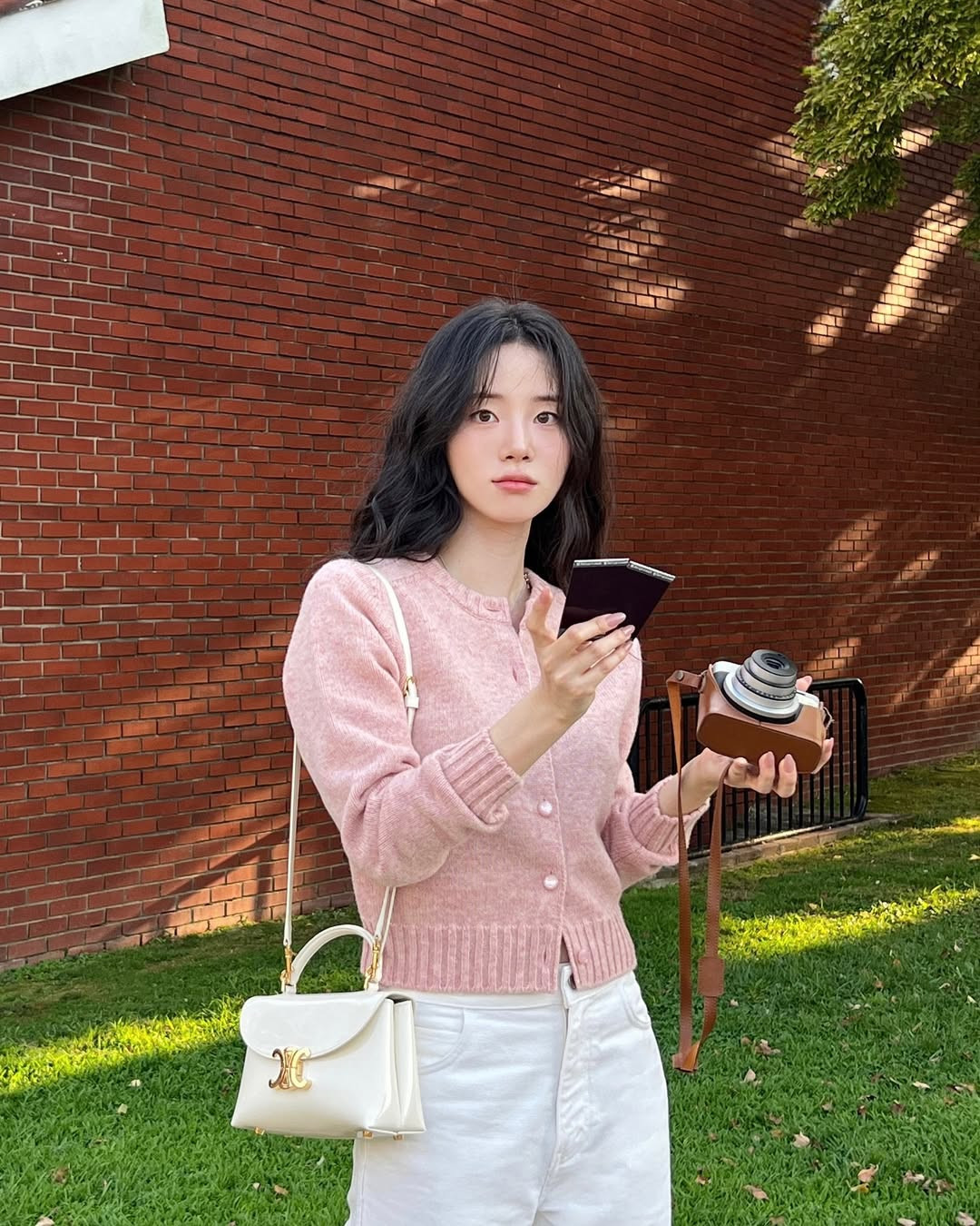 Shin Si Ah có phong cách đời thường trang nhã, hiện đại.