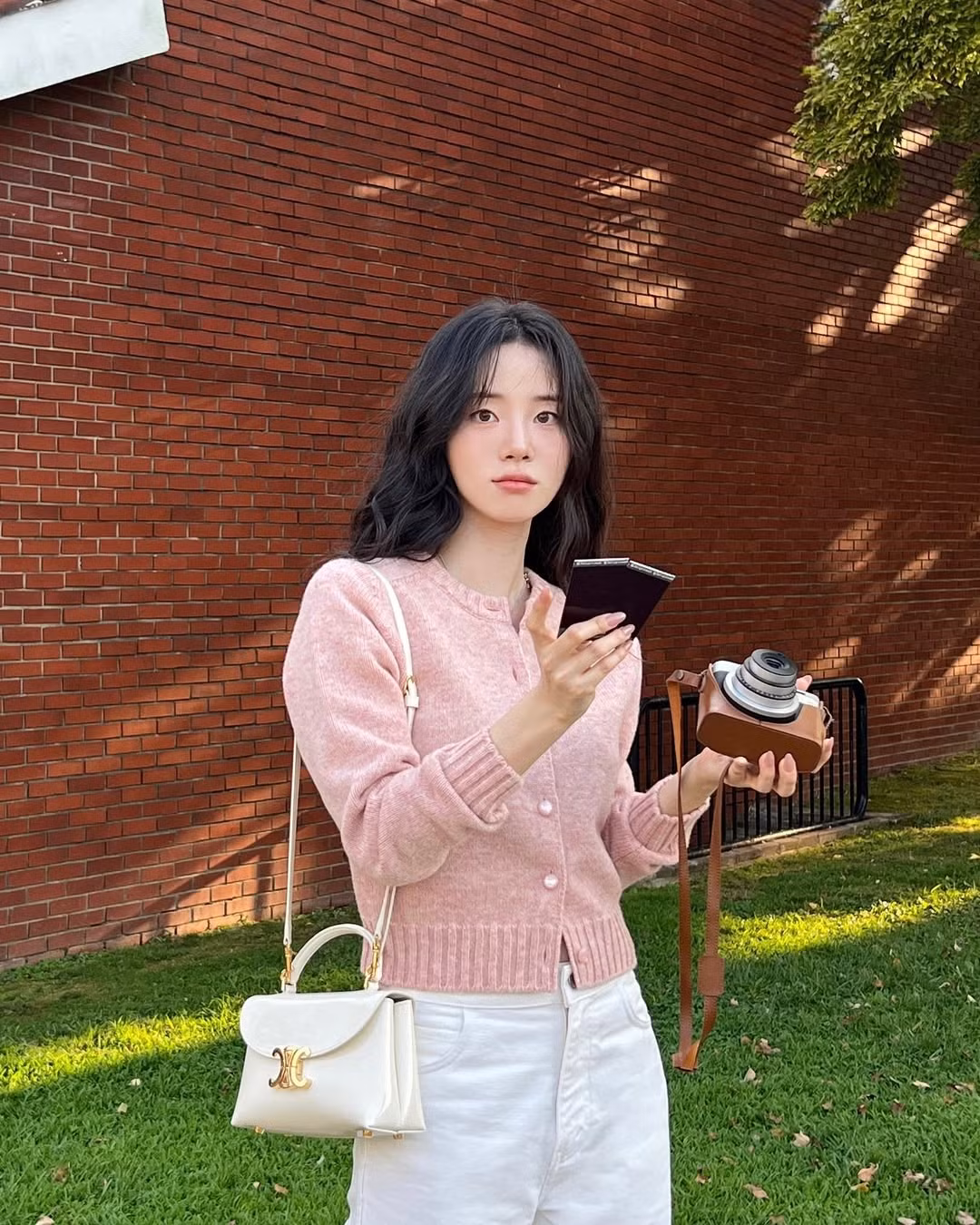 Shin Si Ah có phong cách đời thường trang nhã, hiện đại. Shin Si Ah có phong cách đời thường trang nhã, hiện đại.