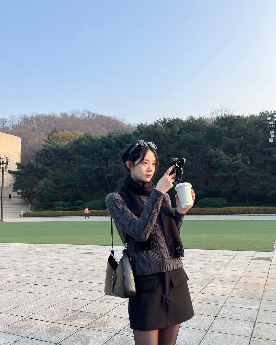 Cô nàng có không ít set đồ đơn giản nhưng vẫn ấn tượng không khác gì ảnh mẫu trên Pinterest, khiến dân tình muốn "lấy bút học lại" ngay.