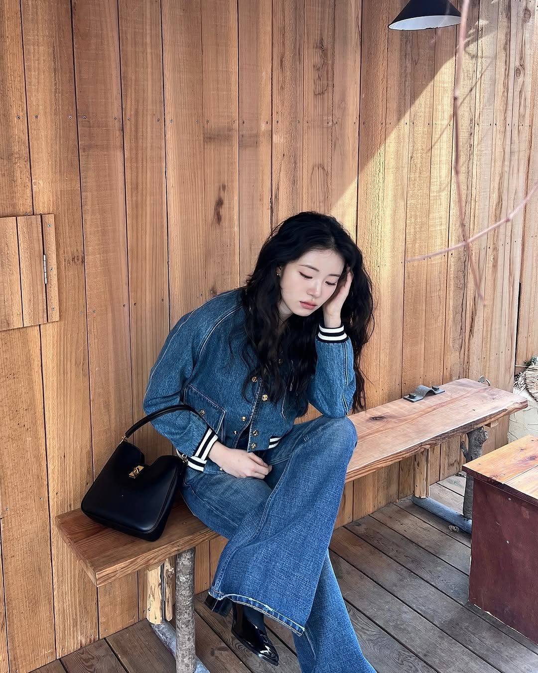 Bất kể là tinh thần phá cách của Louis Vuitton hay năng động như Celine đều được Shin Si Ah truyền tải rõ ràng qua mỗi một phụ kiện mà cô chọn.