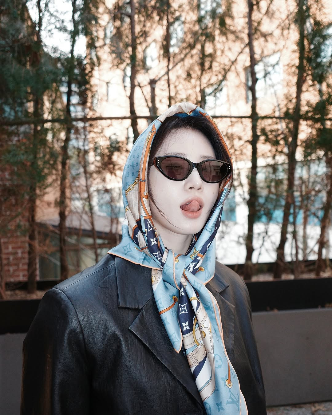 Bất kể là tinh thần phá cách của Louis Vuitton hay năng động như Celine đều được Shin Si Ah truyền tải rõ ràng qua mỗi một phụ kiện mà cô chọn.