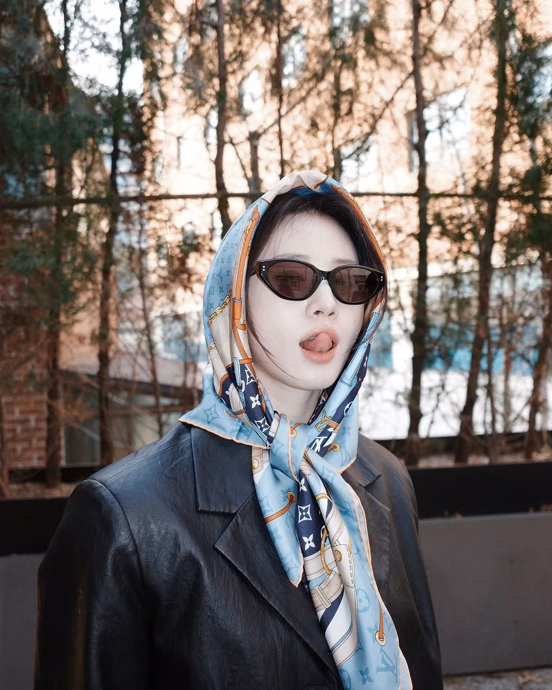 Bất kể là tinh thần phá cách của Louis Vuitton hay năng động như Celine đều được Shin Si Ah truyền tải rõ ràng qua mỗi một phụ kiện mà cô chọn. Bất kể là tinh thần phá cách của Louis Vuitton hay năng động như Celine đều được Shin Si Ah truyền tải rõ ràng qua mỗi một phụ kiện mà cô chọn.