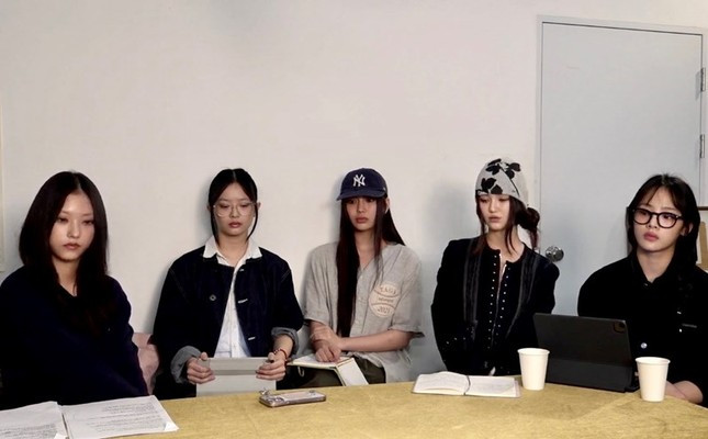 Hanni (NewJeans) từng bày tỏ sự bất bình vì bản thân bị đối xử bất công tại HYBE. Hanni (NewJeans) từng bày tỏ sự bất bình vì bản thân bị đối xử bất công tại HYBE.