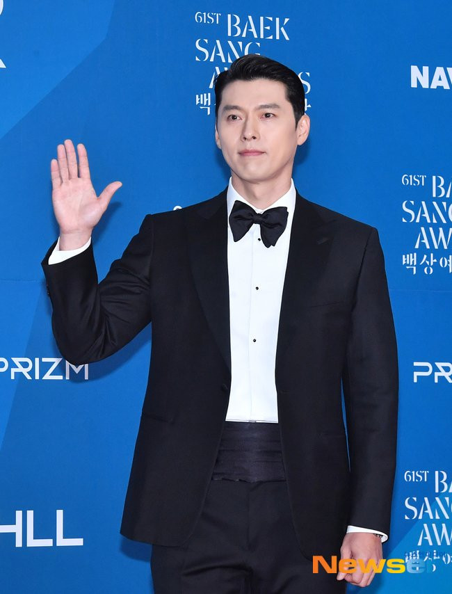 Nam thần Hyunbin đầy lịch lãm với tóc ngắn gọn gàng và tuxedo đen tuyền.