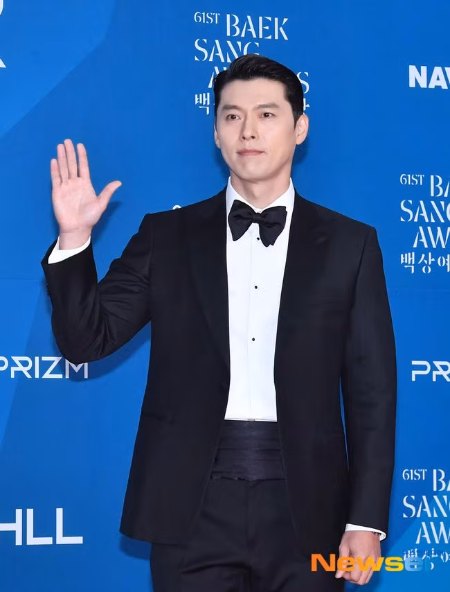 Nam thần Hyunbin đầy lịch lãm với tóc ngắn gọn gàng và tuxedo đen tuyền.