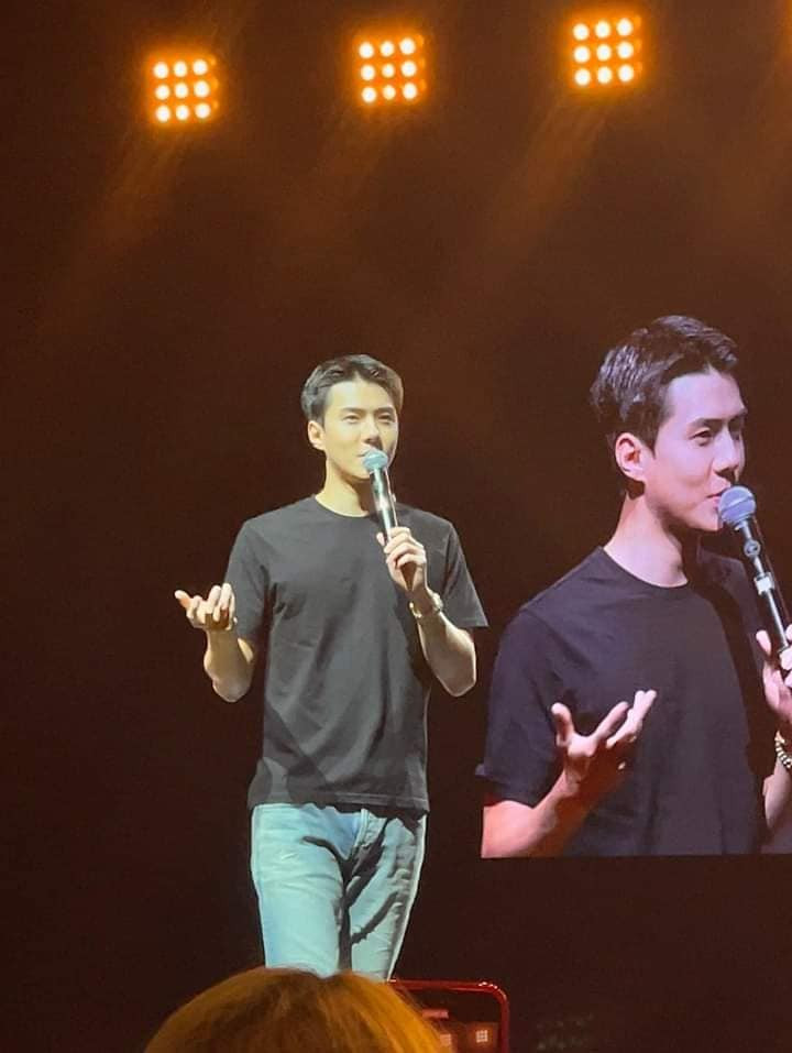 Outfit và dáng đứng làm nên thương hiệu "Năm cò đất" tại Việt Nam của Sehun.