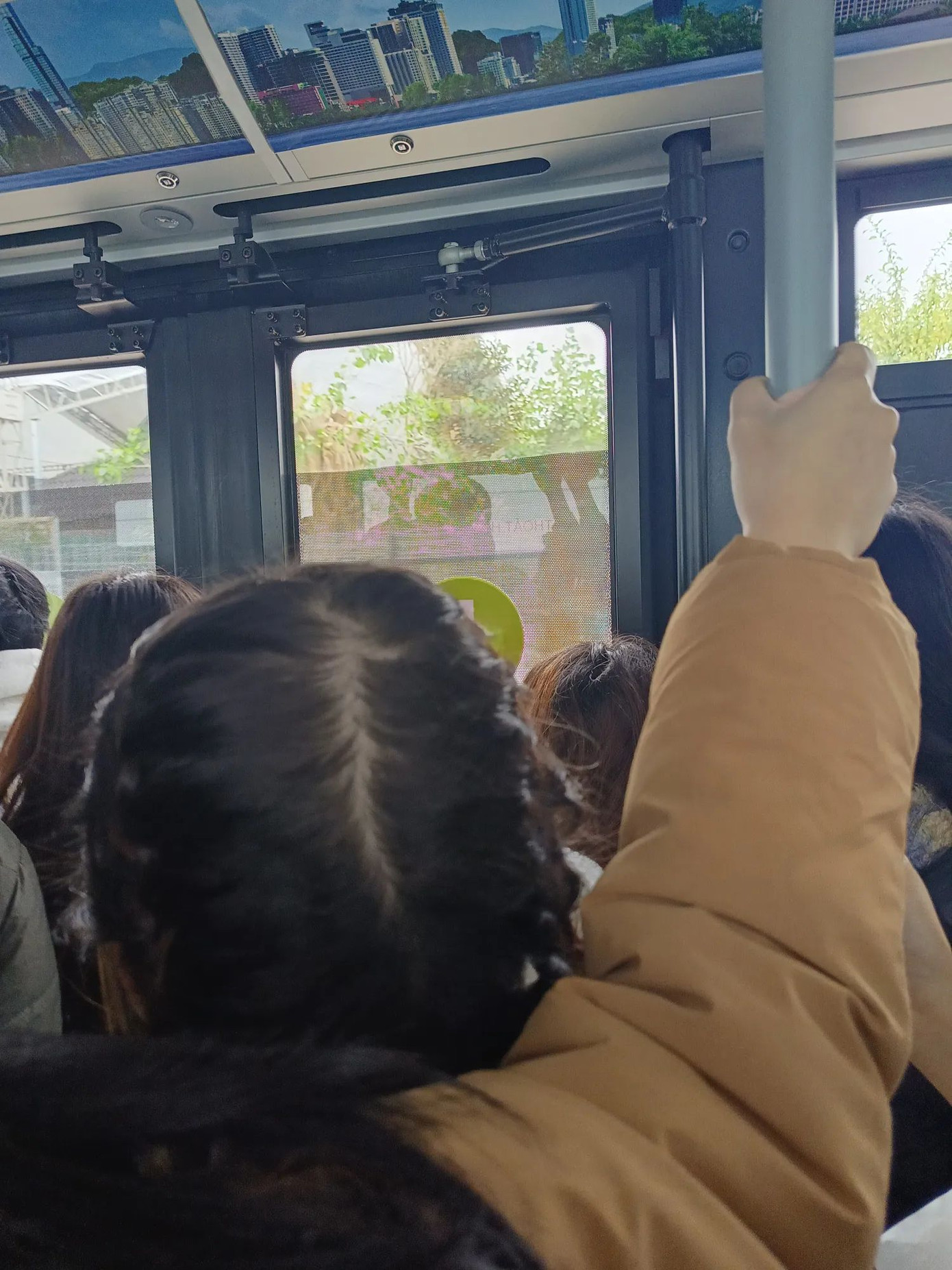 Đa số các fan đều không có được ghế ngồi mà phải đứng trong suốt hơn một tiếng trên xe. (Nguồn ảnh: @__alre__).