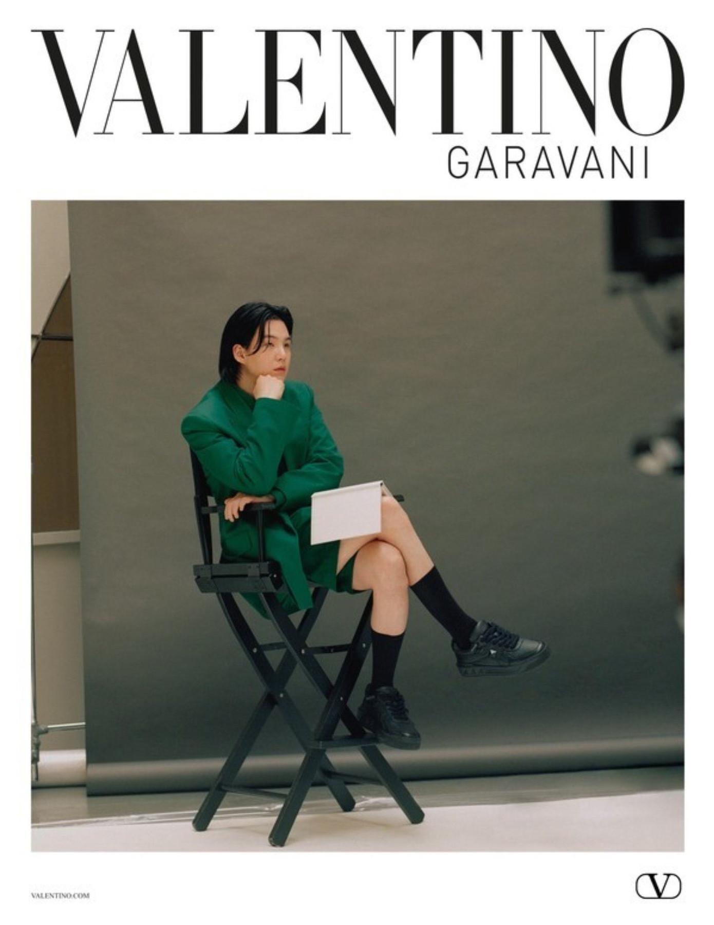 Trang phục suit càng ấn tượng hơn khi kết hợp với quần short và các phụ kiện khác như túi Loco và giày thể thao One Stud. Sự kết hợp này mang tới cảm giác trưởng thành nhưng không kém phần trẻ trung.