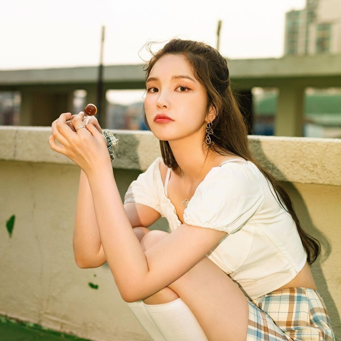 Ở độ tuổi 28, xooos vẫn gây ấn tượng với nhan sắc xinh xắn như "nàng thơ".