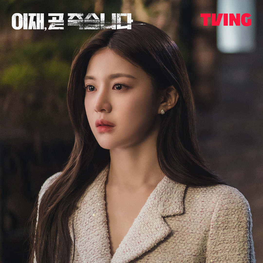 Ji Soo là mối tình đầu của Choi Yi Jae, người luôn ủng hộ anh hơn bất kỳ ai khác, sát cánh cạnh bên khi anh suy sụp trước những thất vọng trong cuộc sống. Ji Soo là mối tình đầu của Choi Yi Jae, người luôn ủng hộ anh hơn bất kỳ ai khác, sát cánh cạnh bên khi anh suy sụp trước những thất vọng trong cuộc sống.