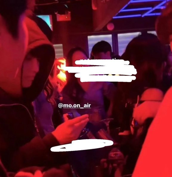 Hình ảnh được cho là Taeil tại hộp đêm trong thời gian nghỉ dưỡng do chấn thương vừa bị tung ra vào tối 28/8, sau khi có thông báo rời nhóm của SM.