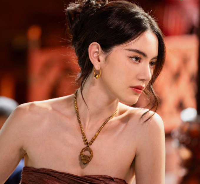 Mai Davika thủ vai Jinda, tiểu thư quyền quý mang trách nhiệm đoạt lại ngai vàng cho dòng tộc. Mai Davika thủ vai Jinda, tiểu thư quyền quý mang trách nhiệm đoạt lại ngai vàng cho dòng tộc.